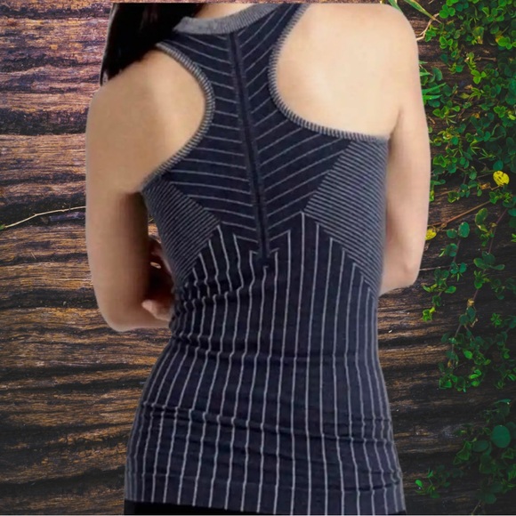 Small Athleta Sojourn Seamless Tank with Black and White Geometrical Design - Picture 2 of 11